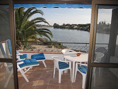 Lounge & balcony view